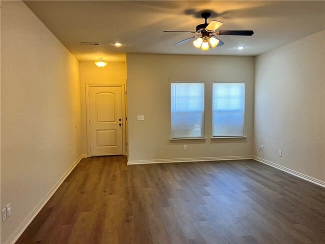 Photo - 930 Kensington Dr