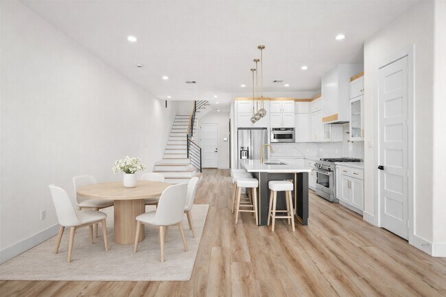 Photo - 306 E 40th St