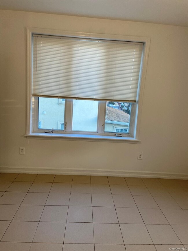 Photo - 31-17 Buell St