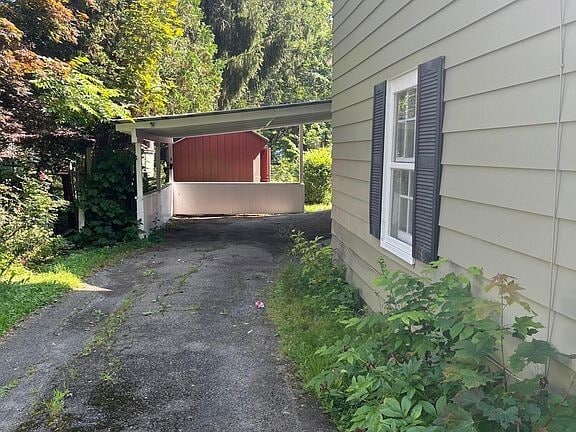Photo - 321 Maple St