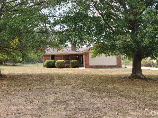 Building Photo - 3 Bedroom 2 Bath Home on almost 1 Acre Lot