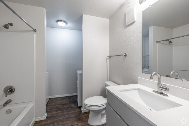 2BR, 2BA - 925SF - Second Bathroom