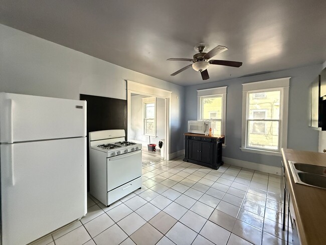 Building Photo - 2 bed room townhome (900$)