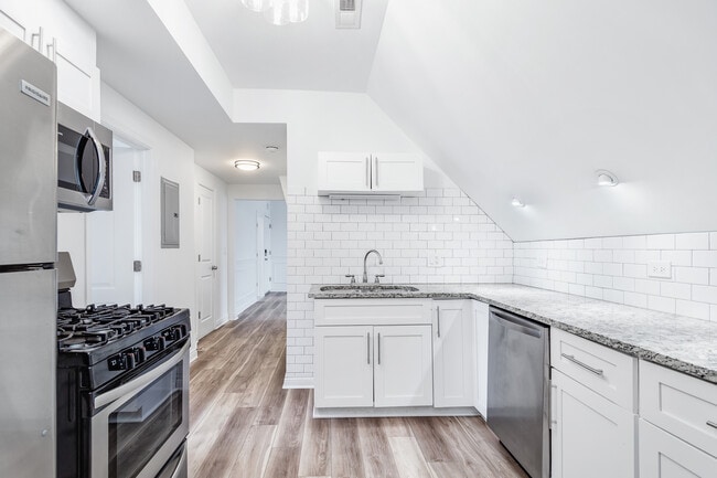 Kitchen - 2634 N Lawndale Ave Unit 3