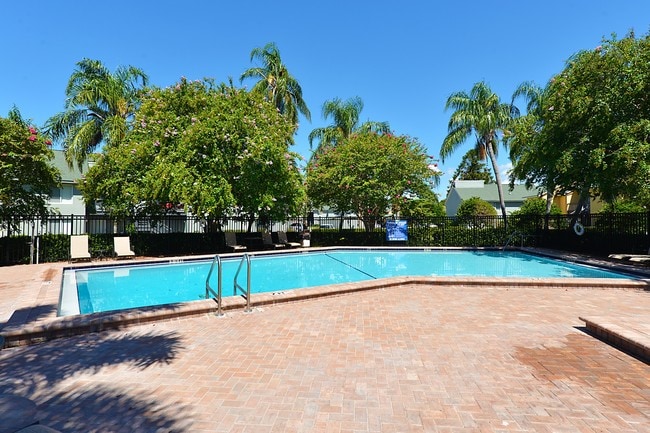 Alta Mar at Broadwater Apartments