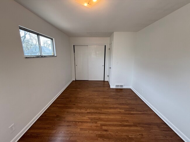 Photo - 15 W York St