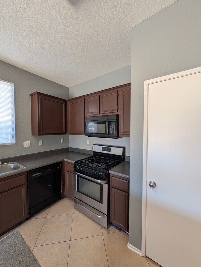 Photo - 43592 Yukon Ct