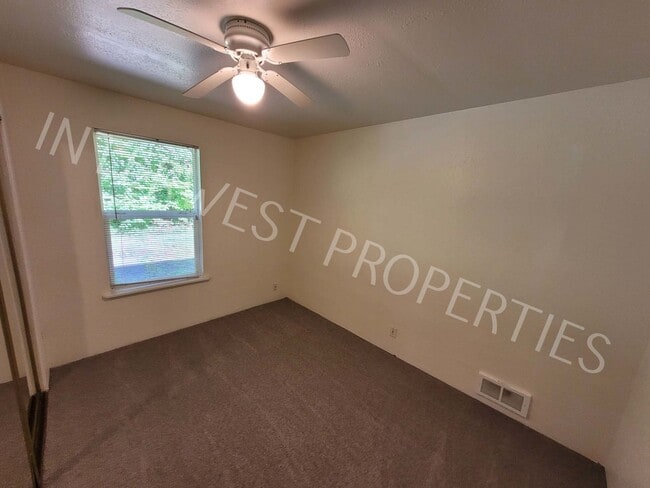 Photo - Cozy 3 bd House in Oregon City with Garage, Storage, & W/D Hookups!