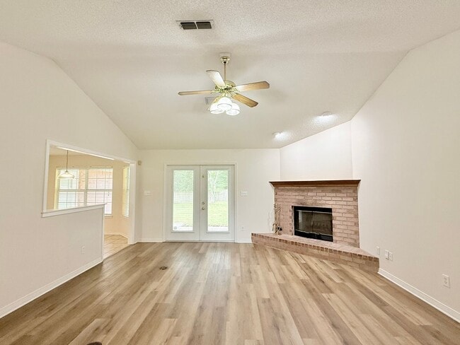 Photo - Spacious 4-Bedroom Home - Woodbine Springs