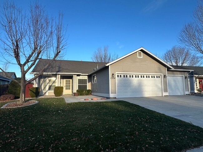 Building Photo - Charming Chichester Home