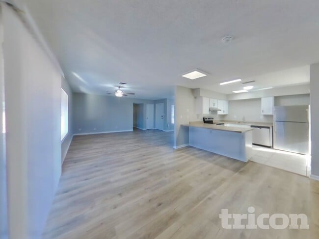 Photo - 823 W Juanita Cir