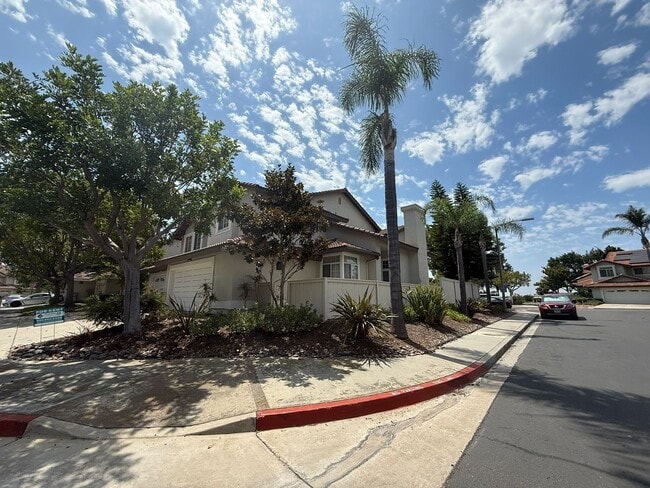 Building Photo - LOCATION LOCATION!! 4BR/3BA Townhome in De...