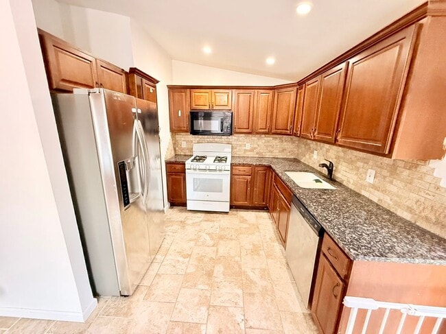 Building Photo - 30 Kayron Dr