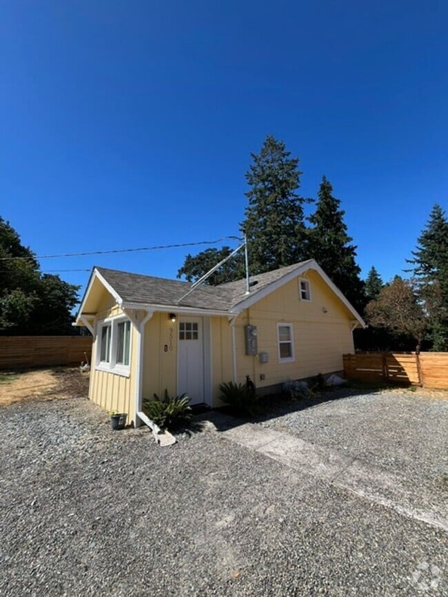 Building Photo - Charming Retreat: Fully Remodeled 3 Bed, 2... Rental