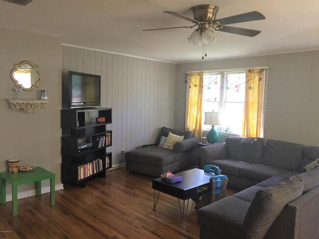 Photo - 1337 Menna St