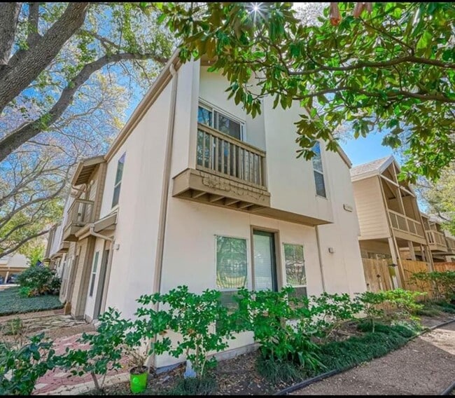 Photo - 2100 Tanglewilde St Condo Unit 675