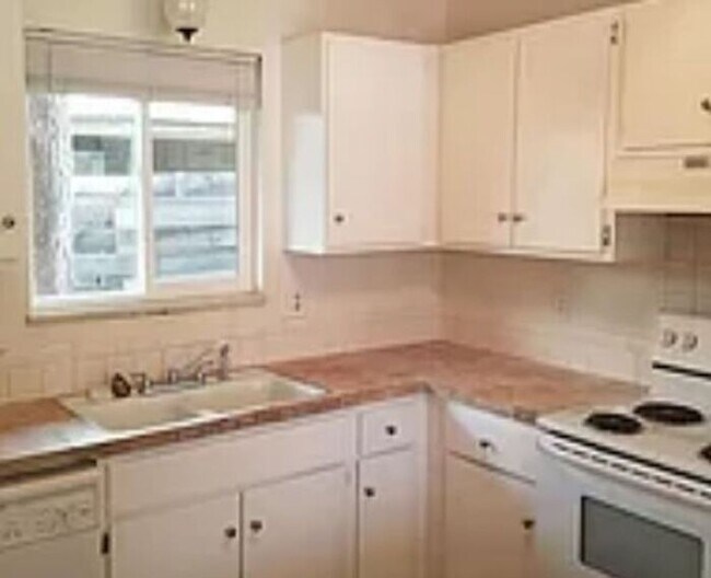 Building Photo - Beautiful 2 Bedroom Town Home! INCLUDED IN RENT: Water/Sewer/Gas/Trash