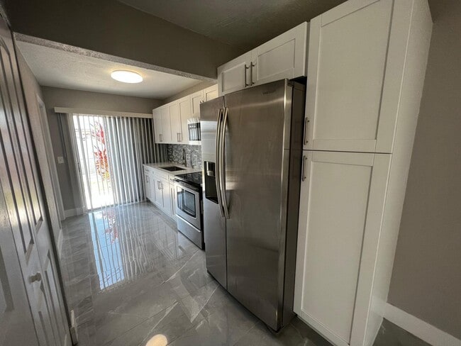 Photo - 2067 Laura Ln