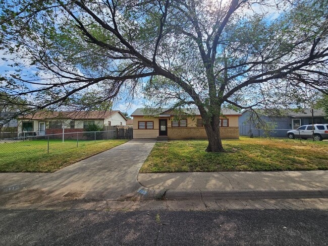 Building Photo - Spacious 3-Bedroom Home
