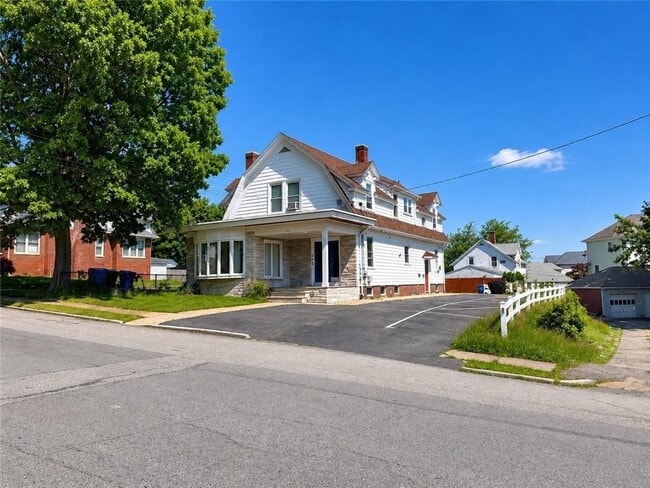 Building Photo - 380 Farmington Ave Unit 2R