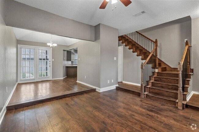 Building Photo - 826 Custer St Rental