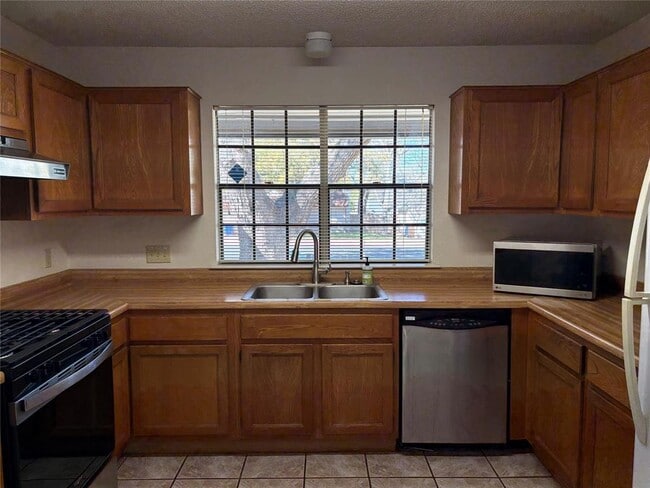 Photo - 1005 Wessex Way