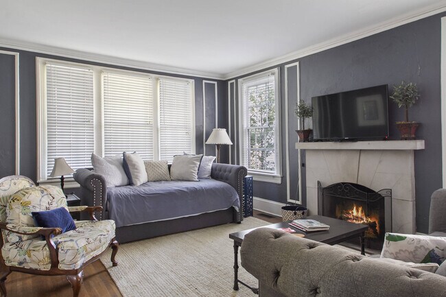 Photo - 633 College St Unidad 633 A