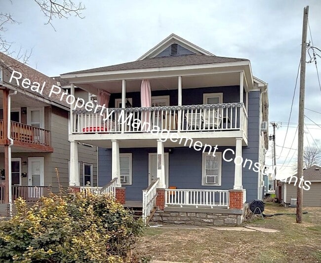 Building Photo - 2 Bed 1 bath lower- level apartment in North Kansas City!