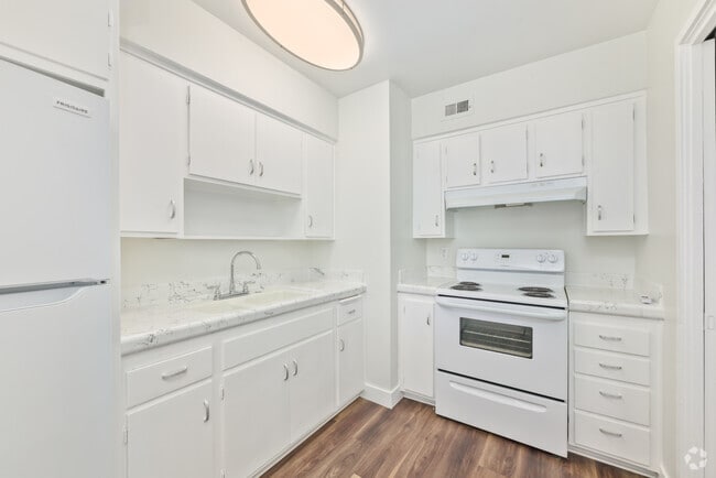2BR, 2BA - 1,060SF - Kitchen
