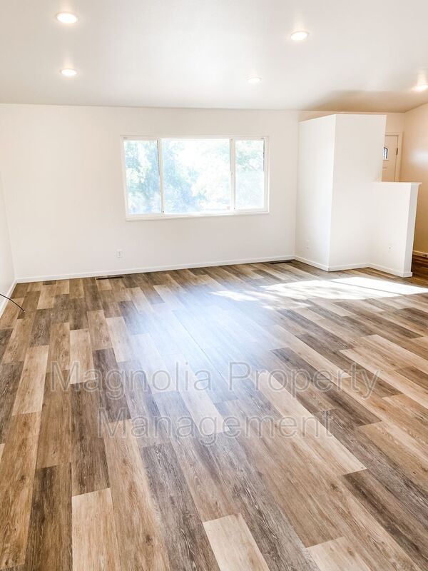 Photo - 1724 Robidoux Cir