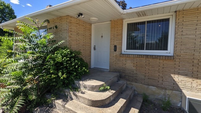 Building Photo - Spacious house with large yard