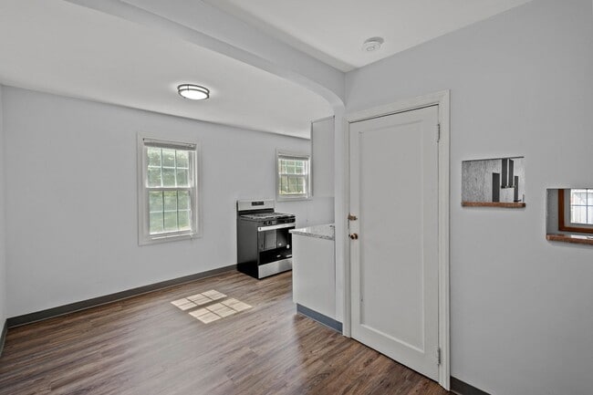 Photo - MOVE IN SPECIAL! SCORE HALF OFF 1ST MONTH'...