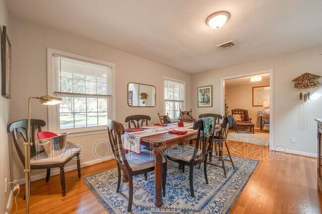 Photo - 1612 Whitethorne Rd