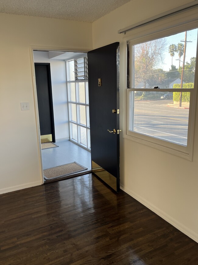Photo - 13744 Burbank Blvd Unidad B