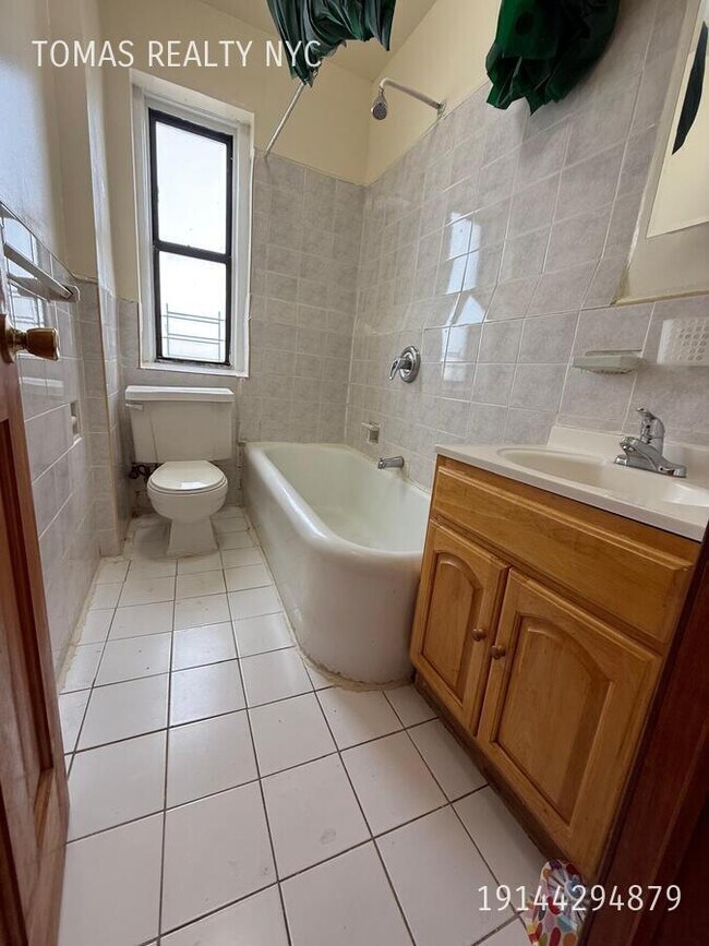 Photo - 710 E 235th St Unidad E2