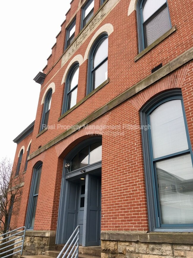 Building Photo - 171 S 15th St Unit Apartment 202