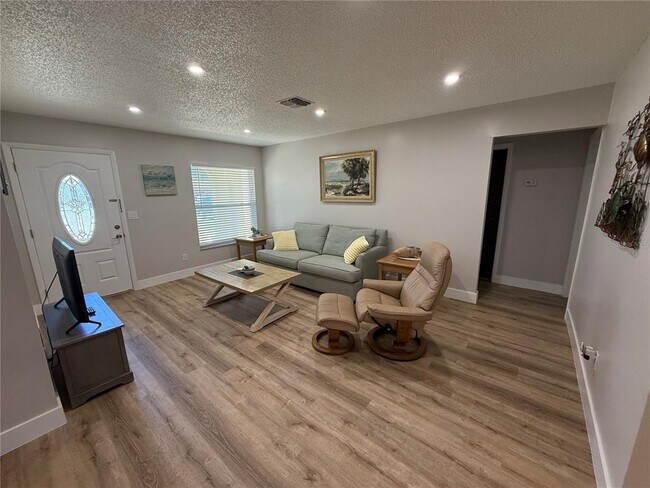 Photo - 9831 87th St N