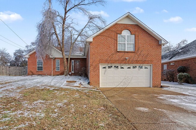 Building Photo - Three Bedroom Brick Home in Hendersonville!