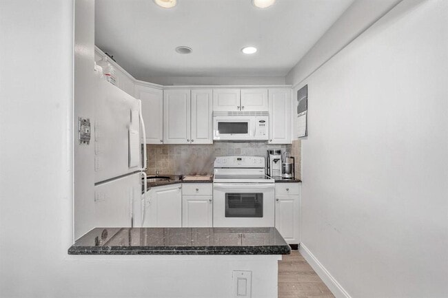 Building Photo - 2455 NE 51st St Unit E102