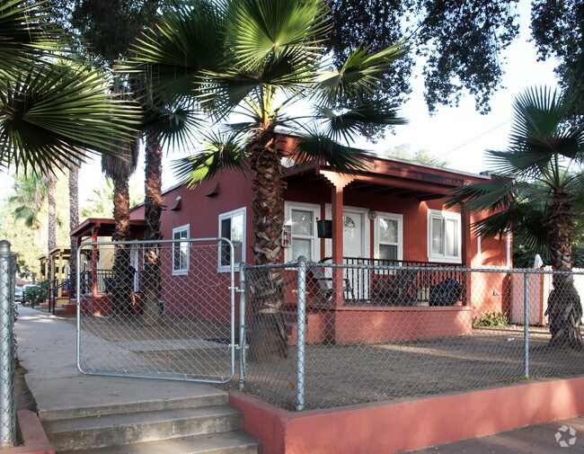 1685 N Summit Ave