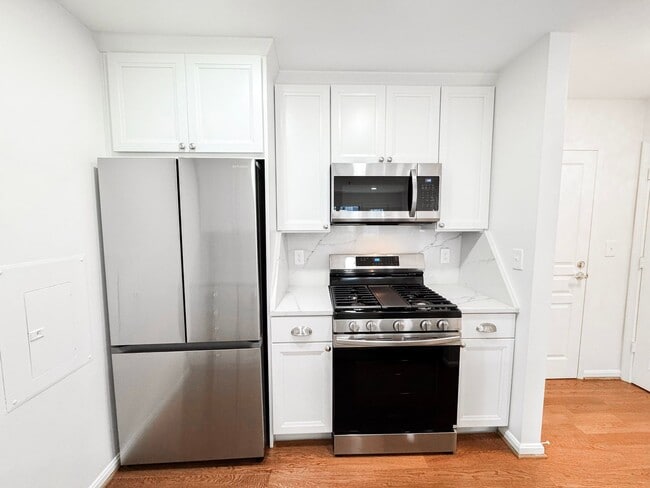 Photo - Freshly Renovated 1 Bed 1 Bath Condo With Balcony In Vibrant Savoy Park - Water Included
