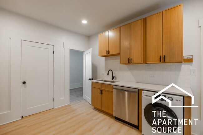 Photo - 2301 N Leavitt St Unit 1
