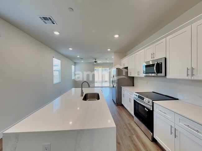 Photo - 870 English Primrose St