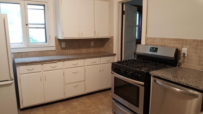 Kitchen - 210 Warwick St SE Unit 1