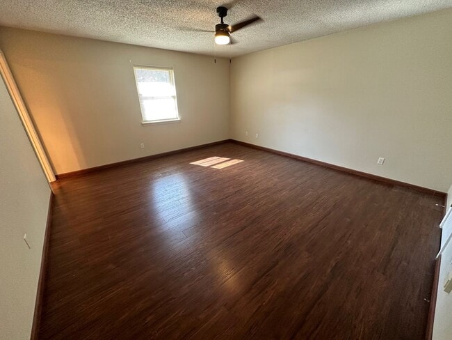 Photo - 3/2/2 on culdesac, close to park!