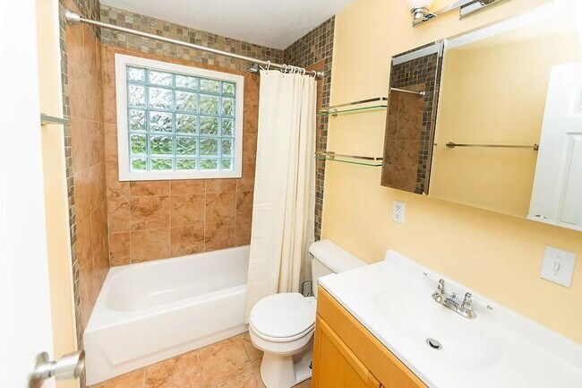 Photo - Garage & Yard