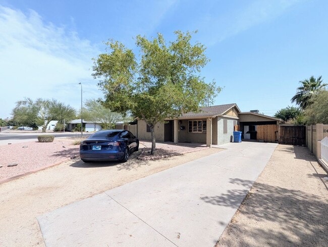 Photo - 2443 E Earll Dr