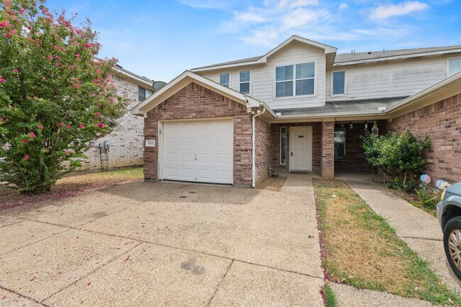 Photo - 2322 Kingsway Dr