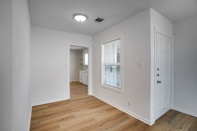 Photo - 2933 Moss St