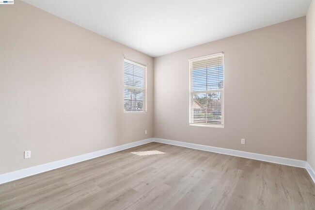 Photo - 967 Dainty Ave